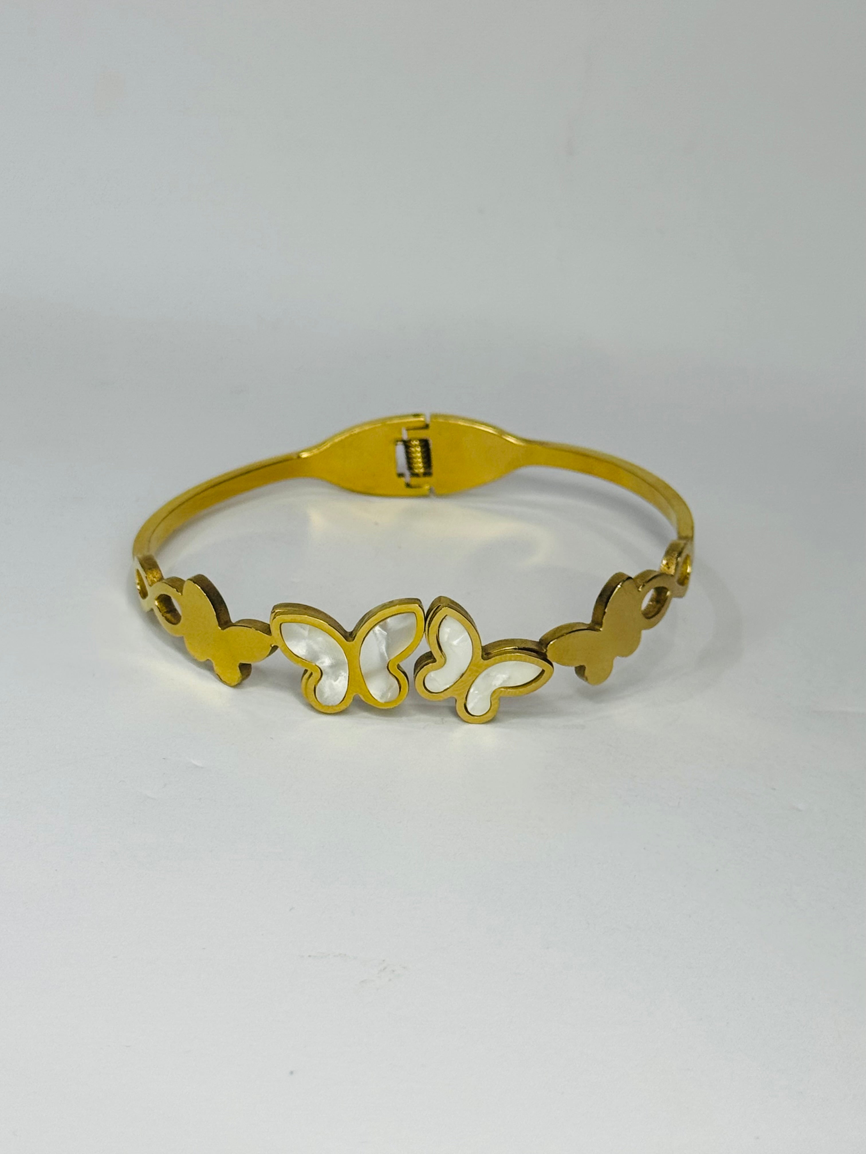 Golden Butterfly Bracelet – Elegant & Playful Design 🦋✨