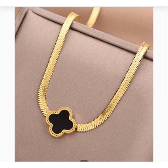 Gold Clover Pendant Necklace – Classic Black Enamel Charm
