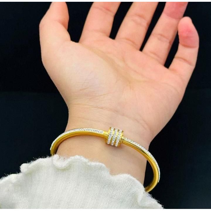 Studded Lock Cubic
Zirconia handcuff 😍