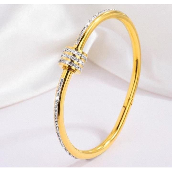 Studded Lock Cubic
Zirconia handcuff 😍