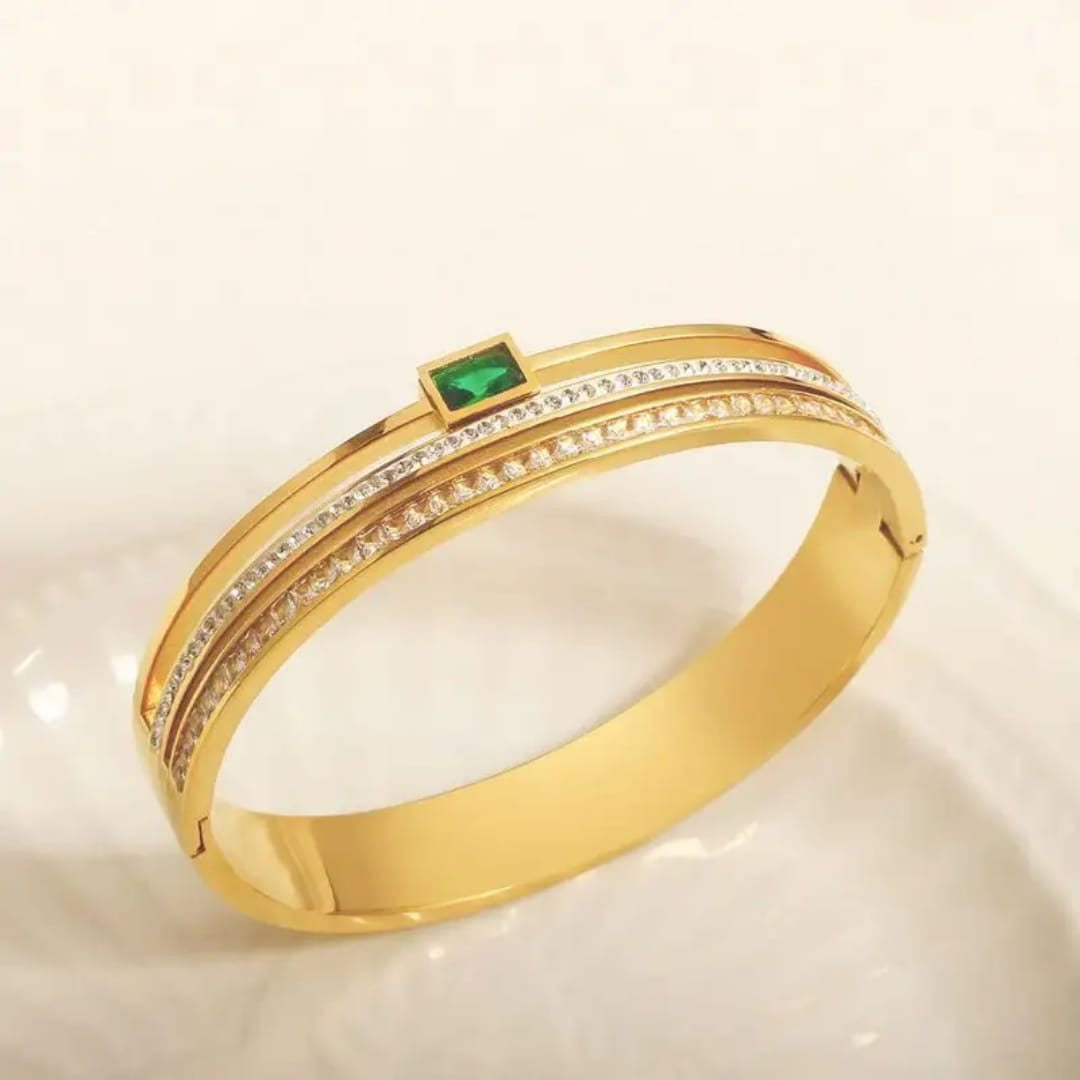 Emerald green stone handcuff 😍
