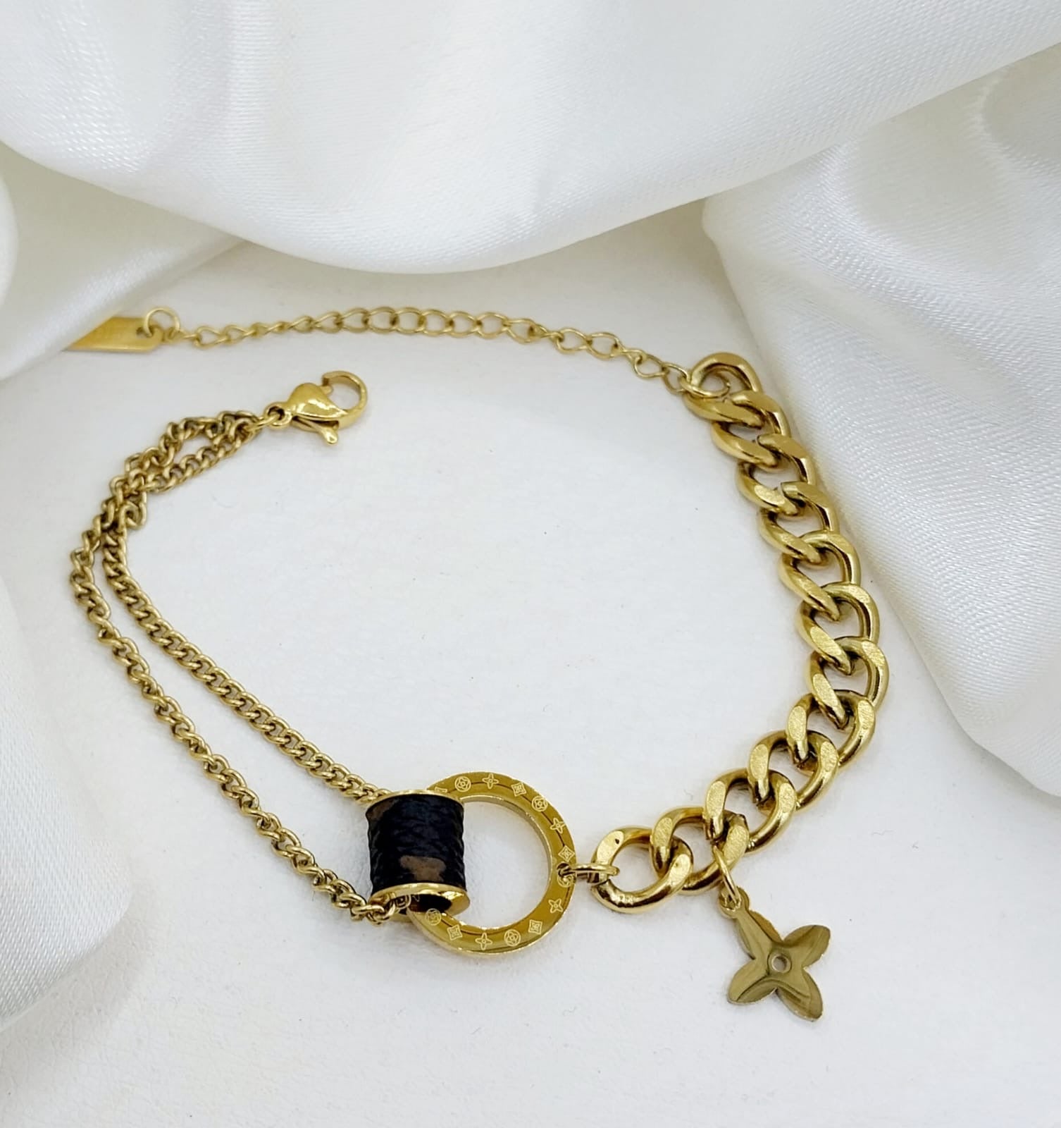 🖤 Gold-Plated Chain Bracelet with Black Charm – New Collection