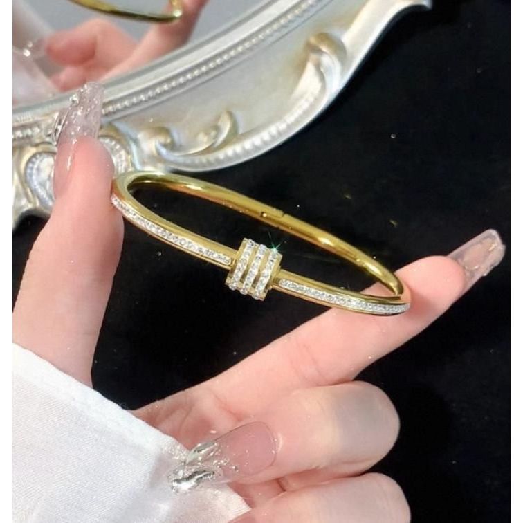 Studded Lock Cubic
Zirconia handcuff 😍