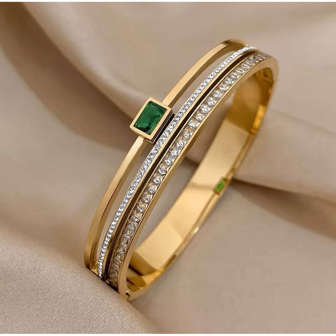 Emerald green stone handcuff 😍
