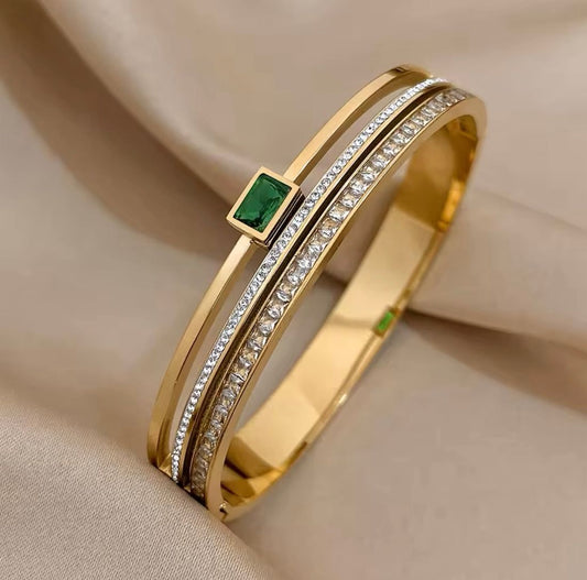 Emerald green stone handcuff 😍