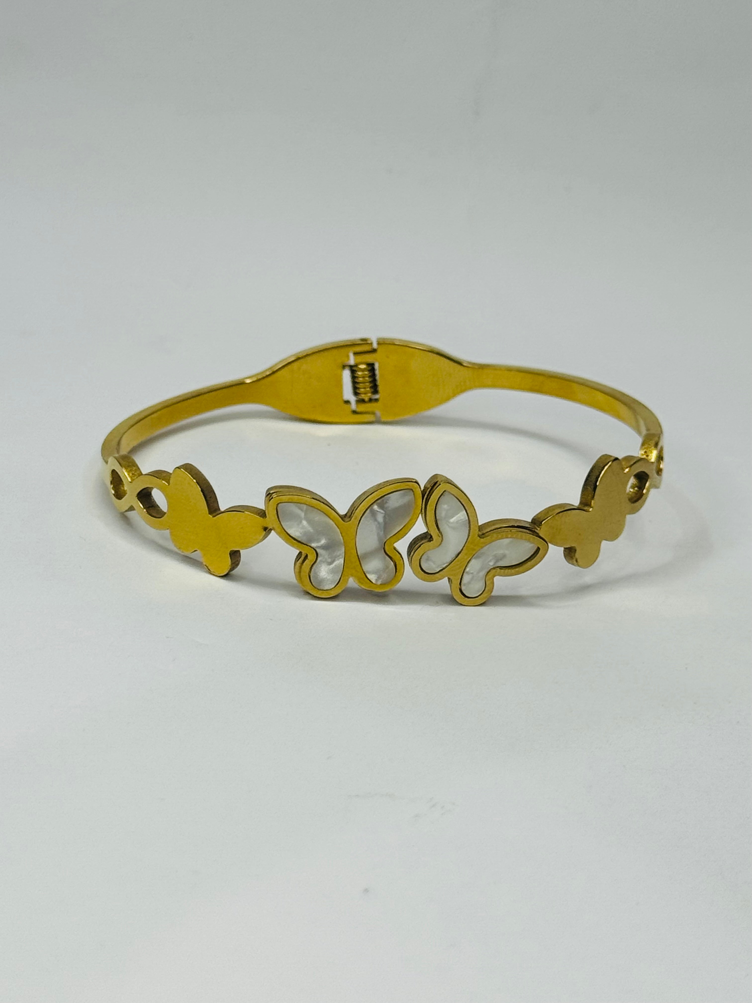 Golden Butterfly Bracelet – Elegant & Playful Design 🦋✨