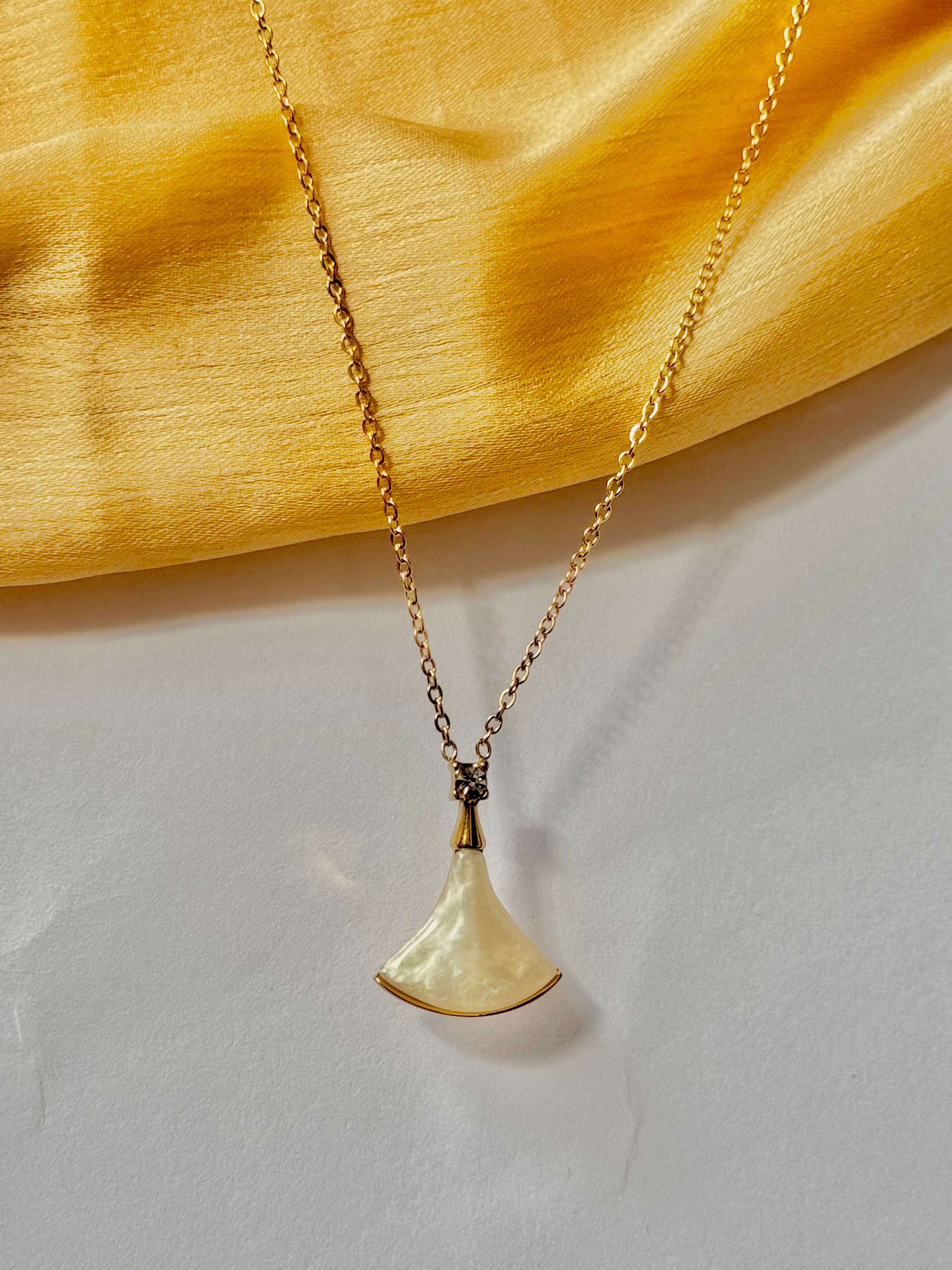 Elegant Pearl Necklace – Classic Gold Chain with Lustrous Pendant