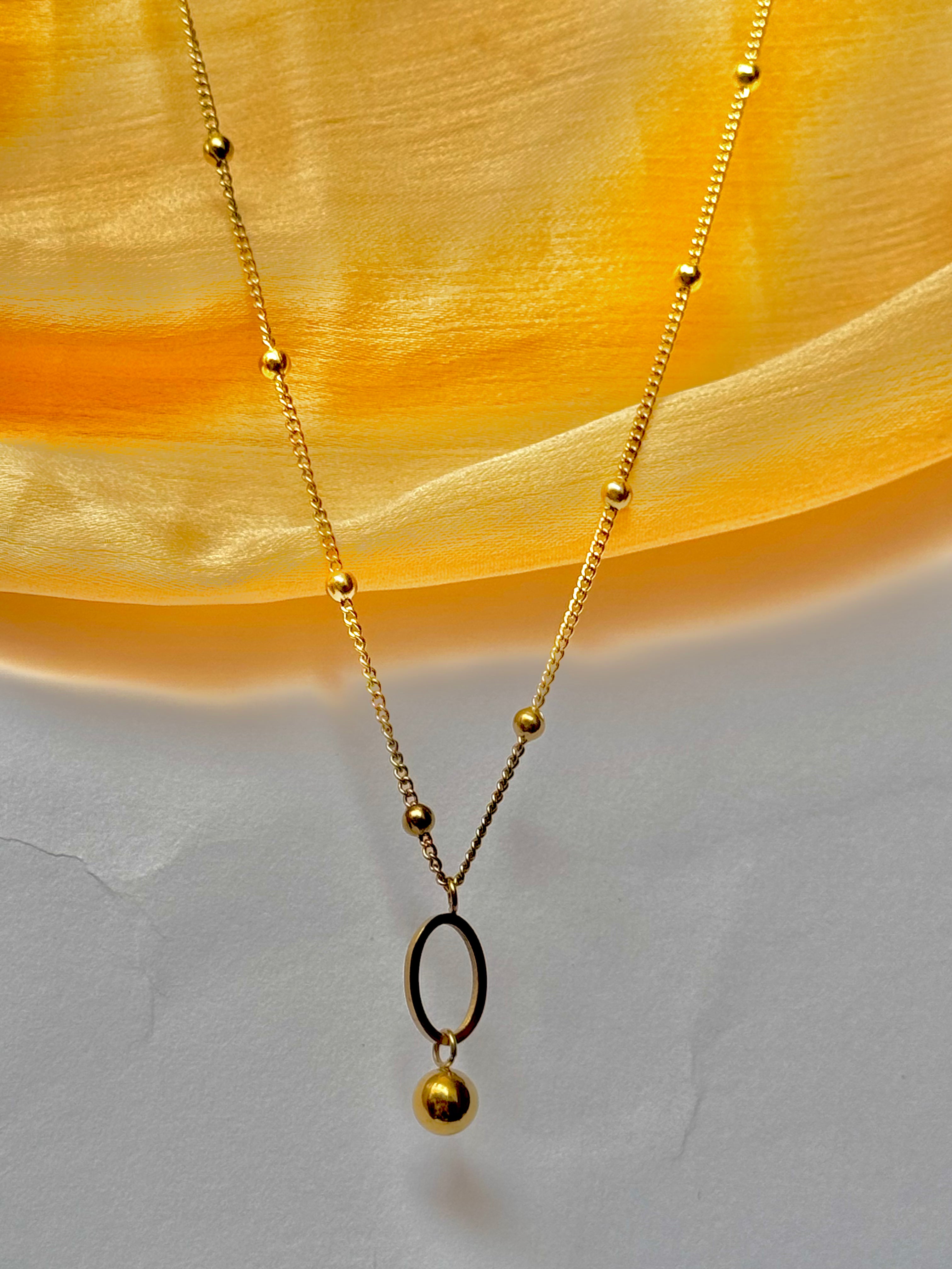 Elegant Gold Necklace with Oval Pendant – Timeless Women’s Jewelry
