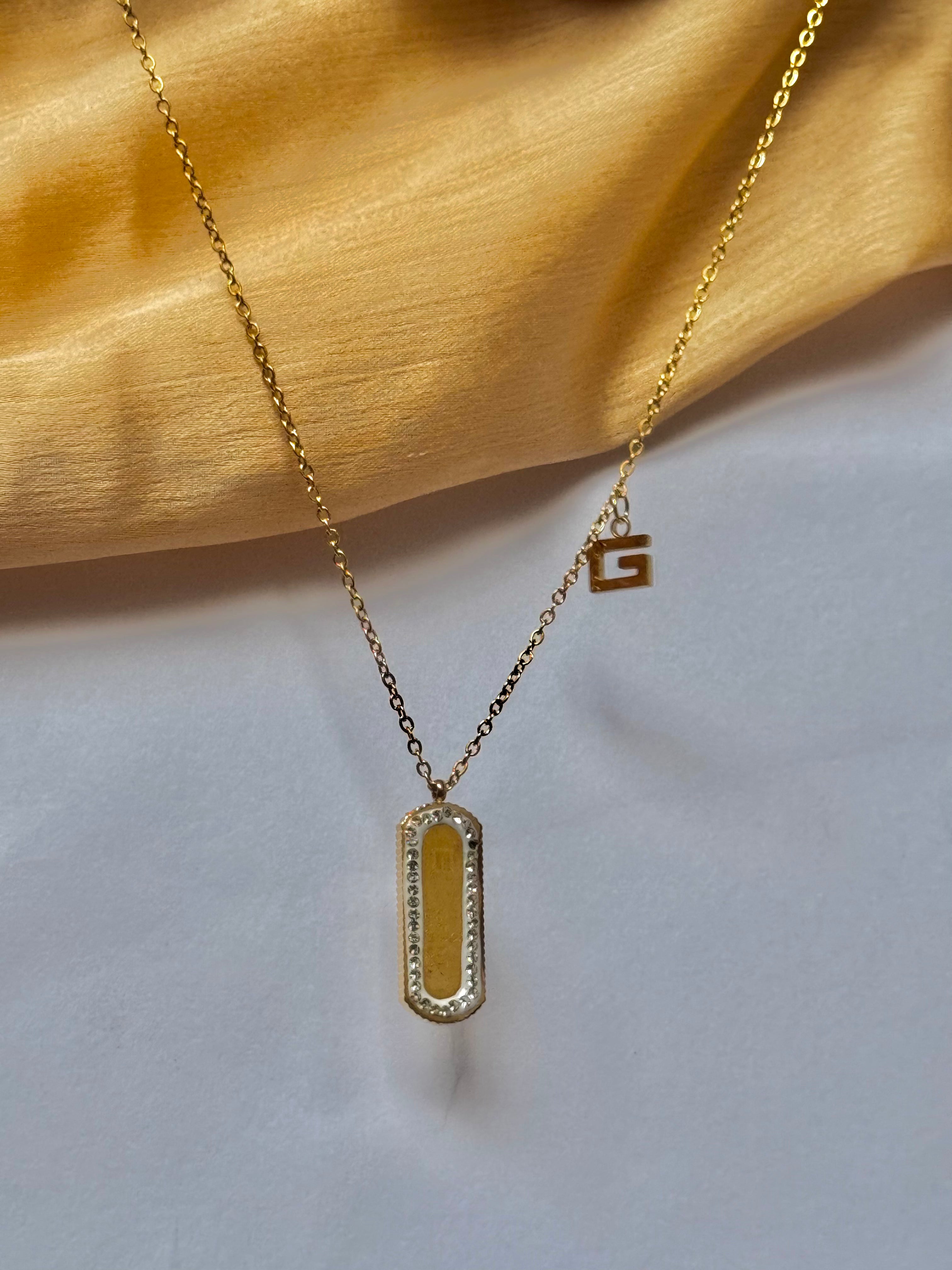 Gold Necklace with Diamond-Encrusted Pendant – Elegant Women’s Jewelry