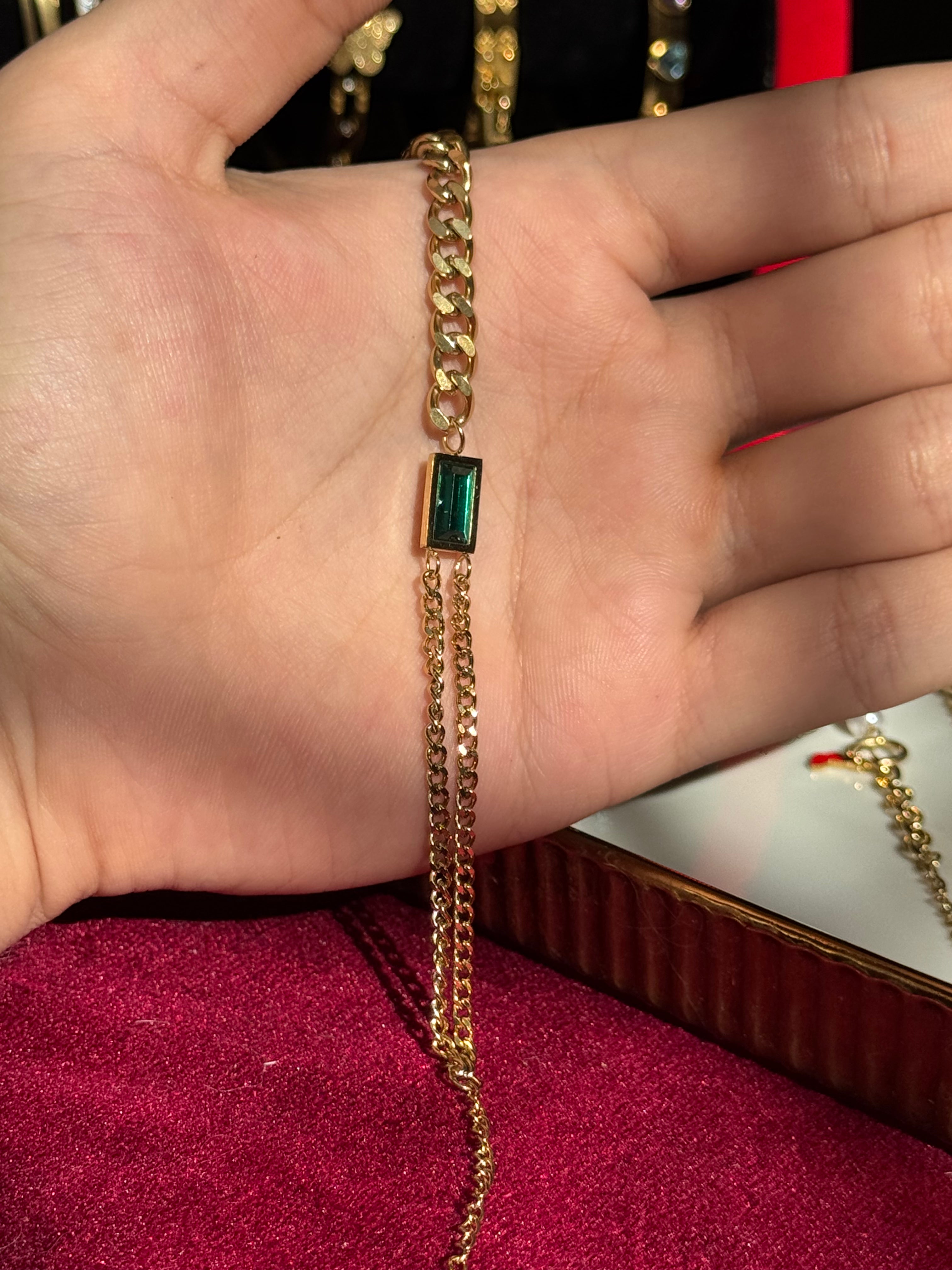 💚 Gold-Plated Chain Bracelet with Emerald Green Stone