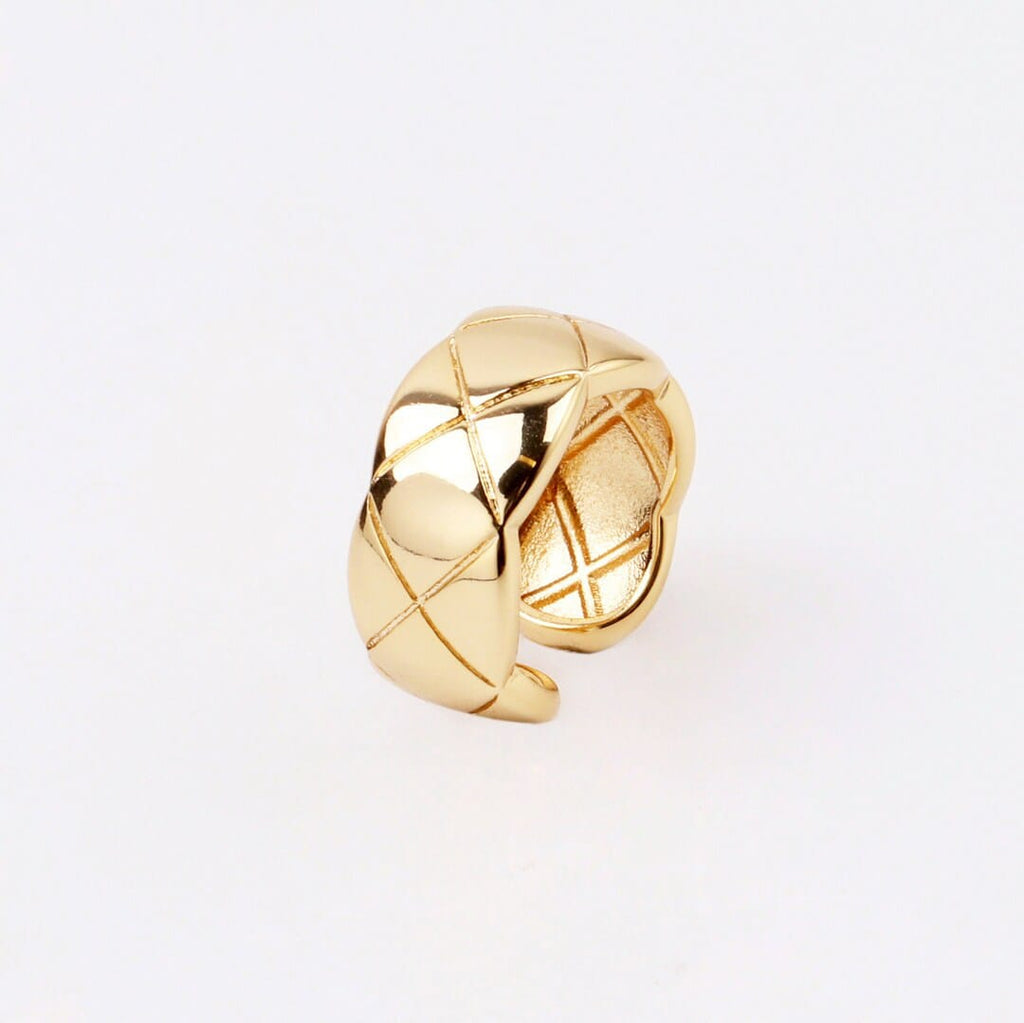 Crisscross pattern ring