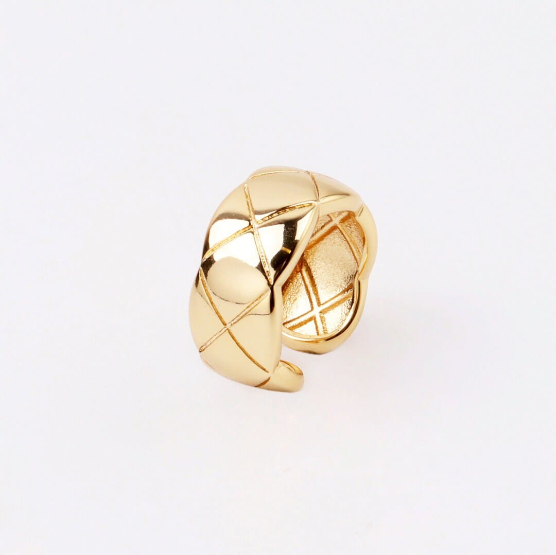 Crisscross pattern ring