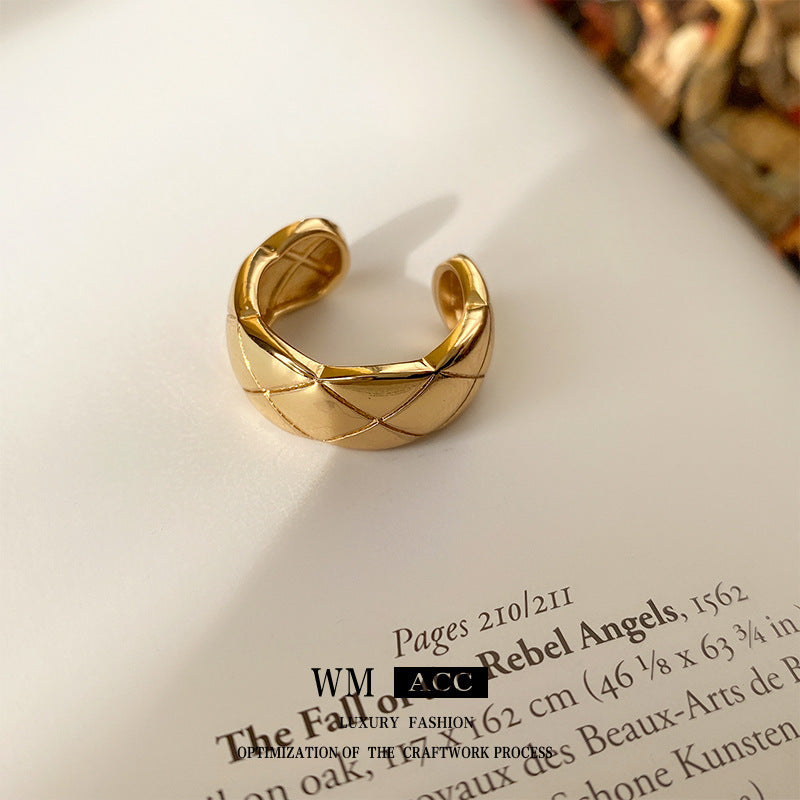 Crisscross pattern ring