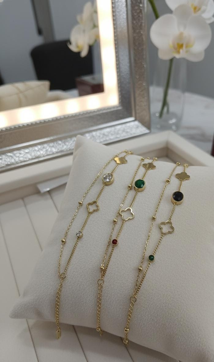 🌸 Elegant Clover & Black Stone Charm Bracelet –