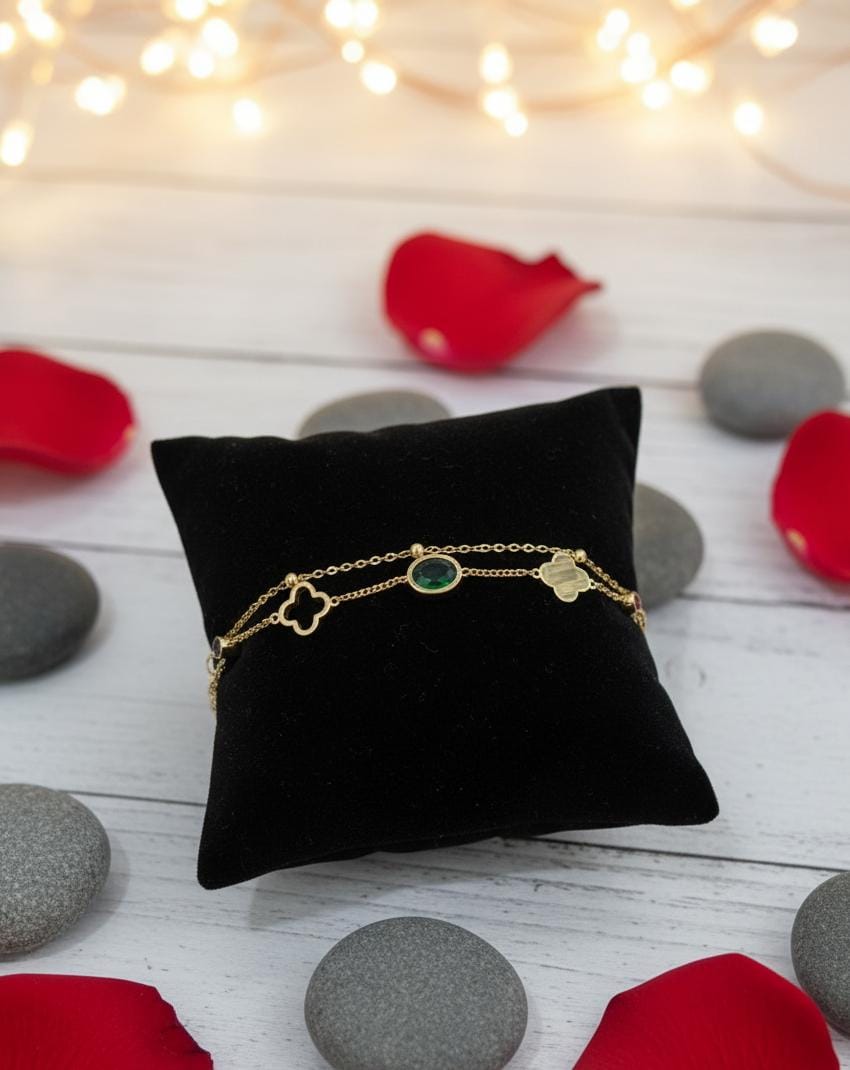 🌸 Elegant Clover & Black Stone Charm Bracelet –