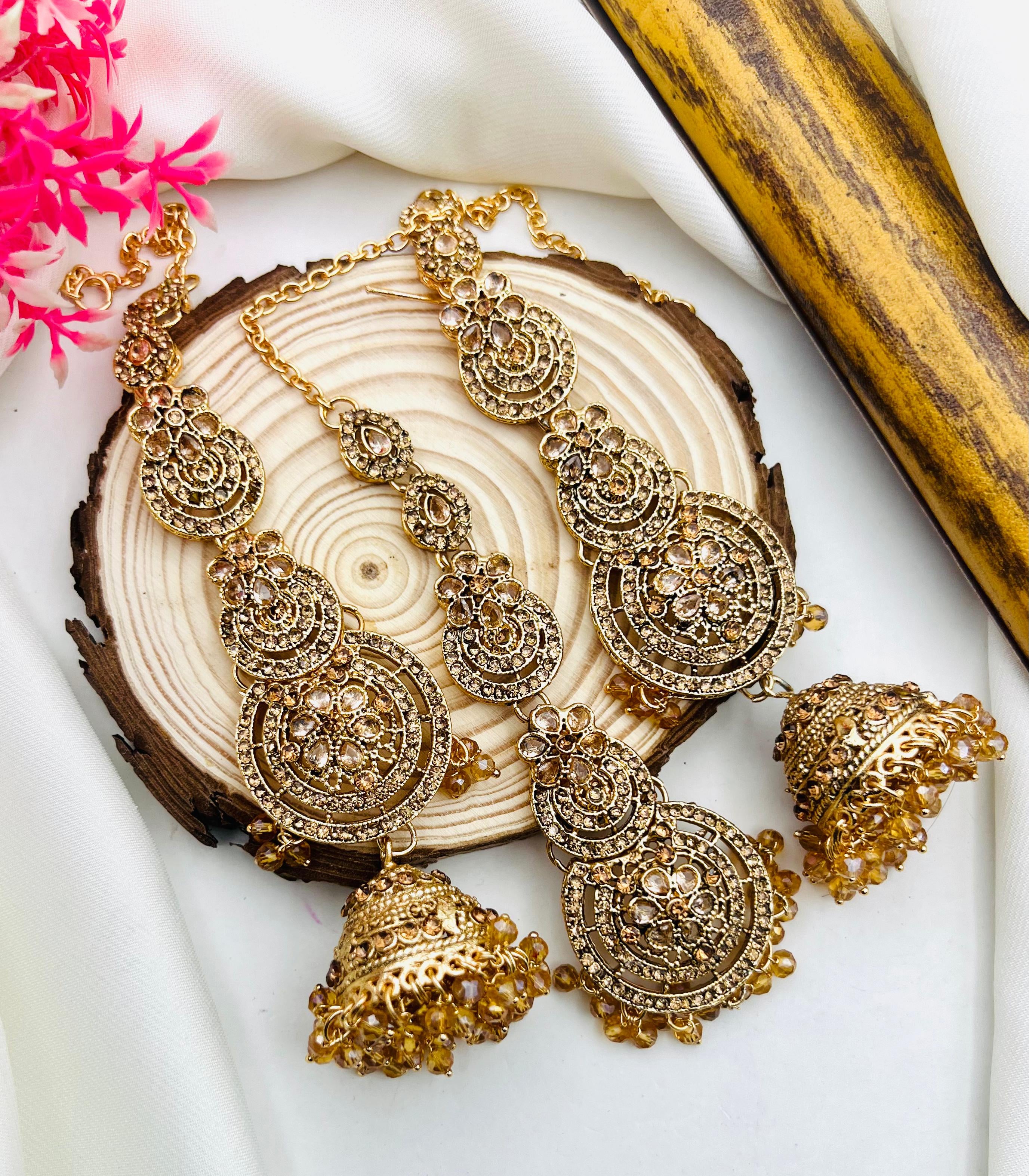 "Kundan Jhumka Earrings & Tika Set 💎"