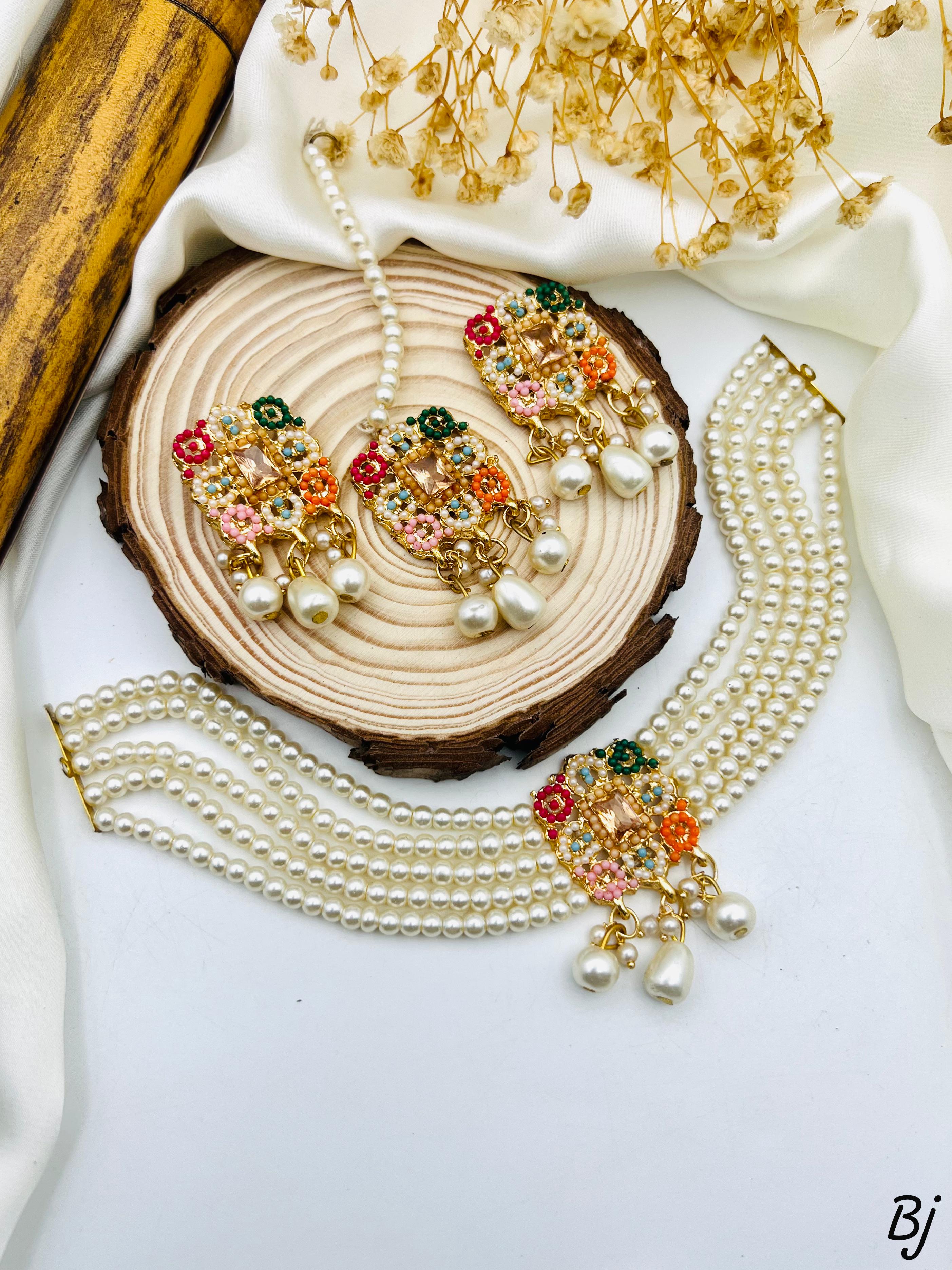 "Traditional Pearl & Kundan Jewelry Set - Elegant Choker with Maang Tikka & Earrings 🌸"