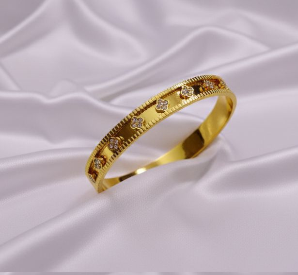 Golden Veen Cleef bangle