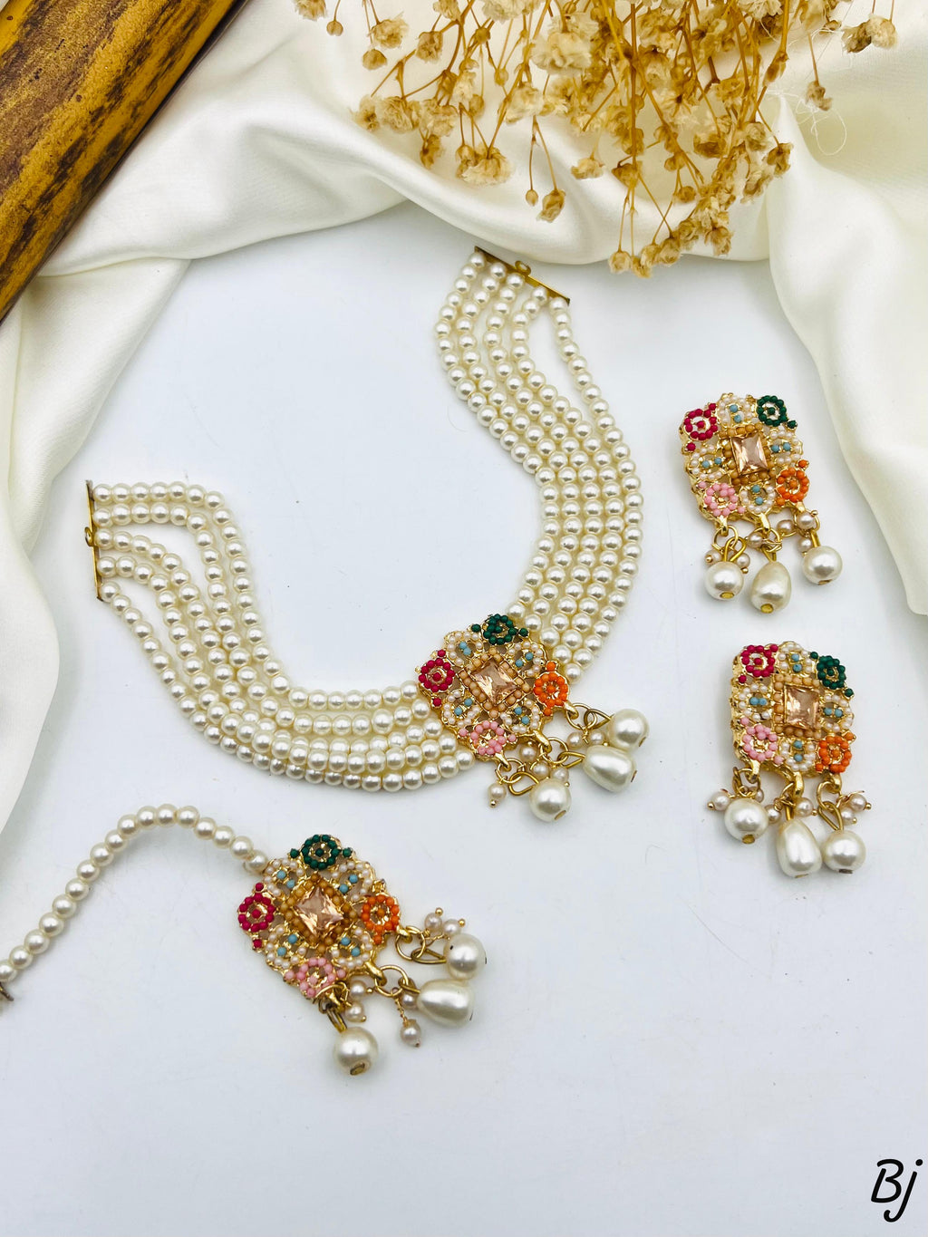 "Traditional Pearl & Kundan Jewelry Set - Elegant Choker with Maang Tikka & Earrings 🌸"