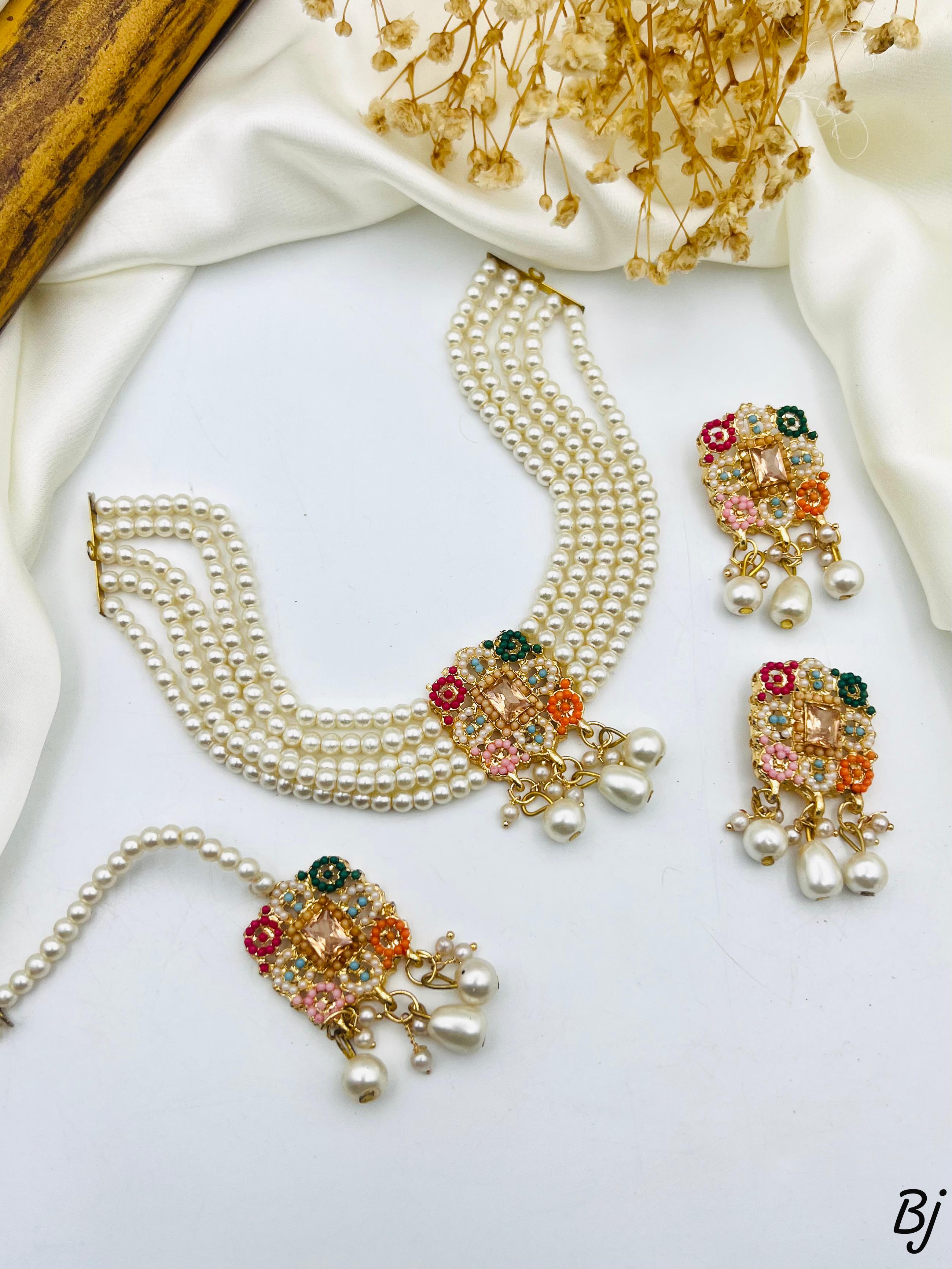 "Traditional Pearl & Kundan Jewelry Set - Elegant Choker with Maang Tikka & Earrings 🌸"