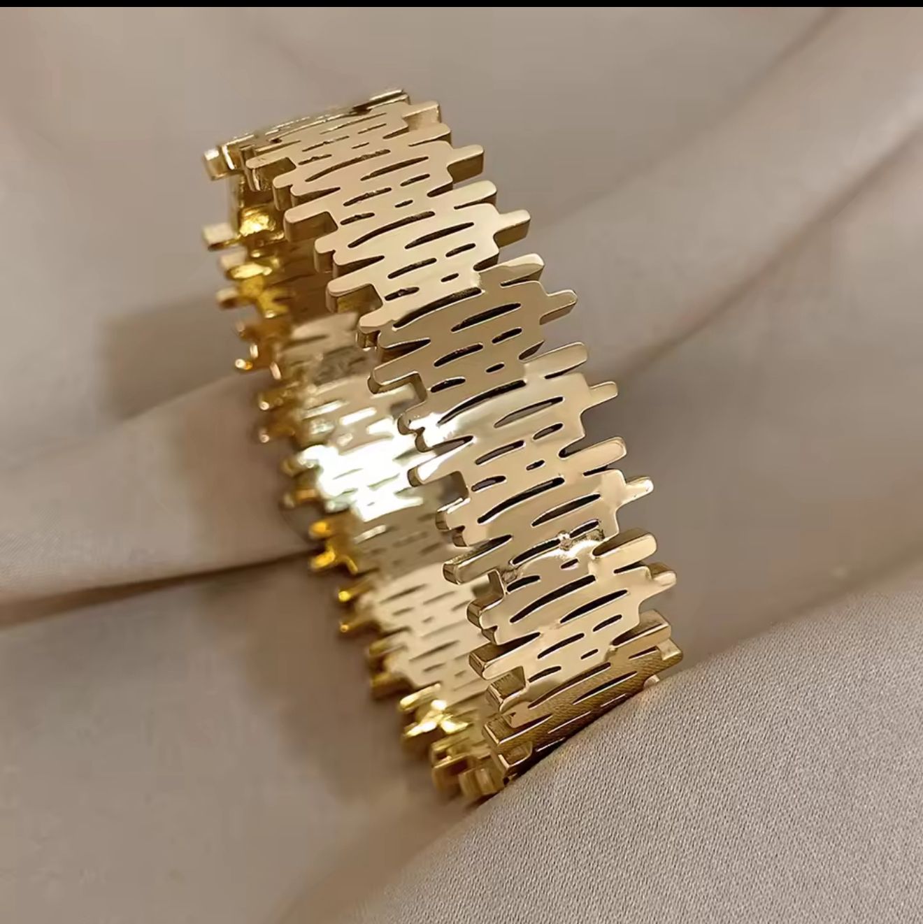 Gold Geometric Bangle 💎