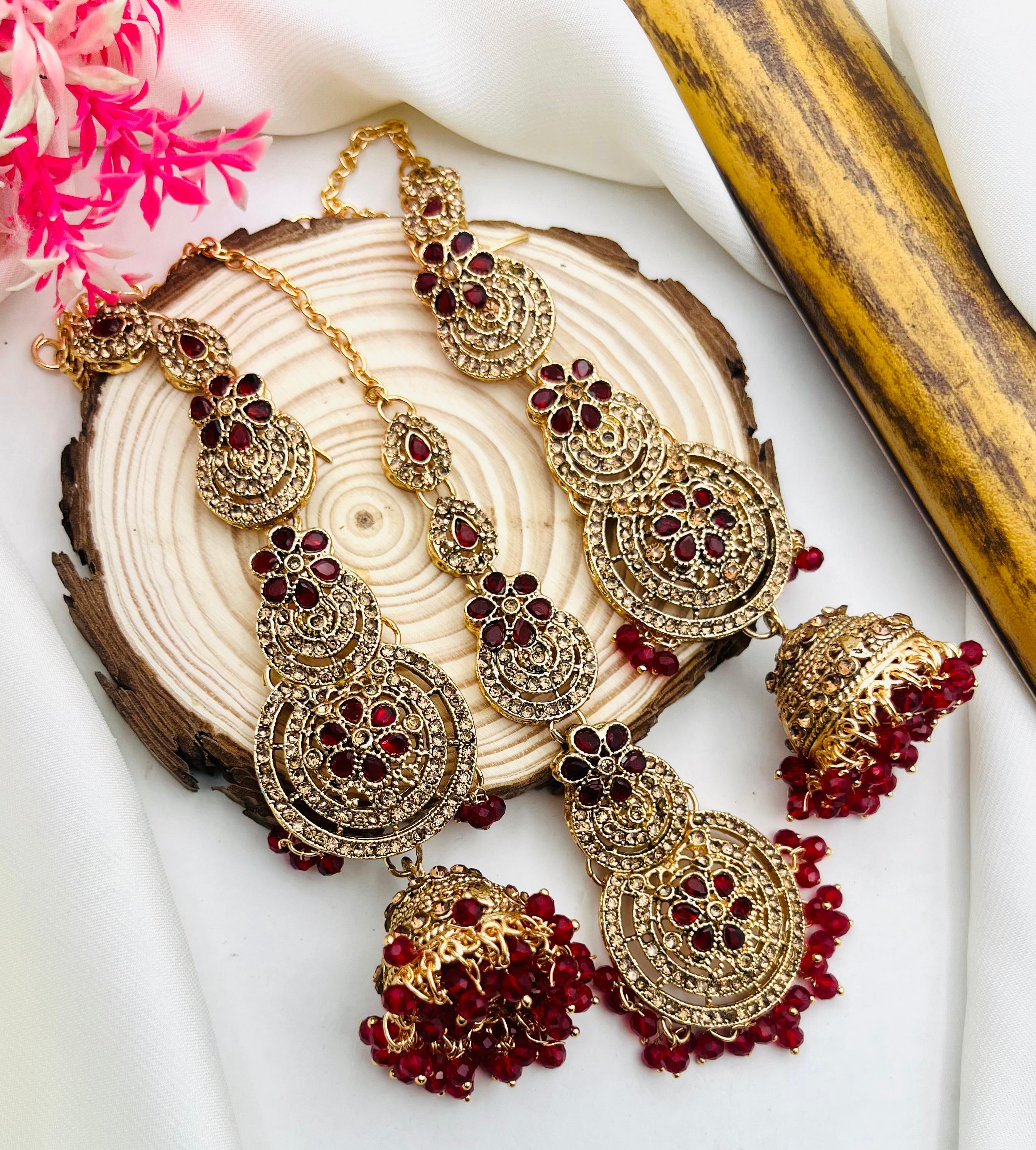"Kundan Jhumka Earrings & Tika Set 💎"
