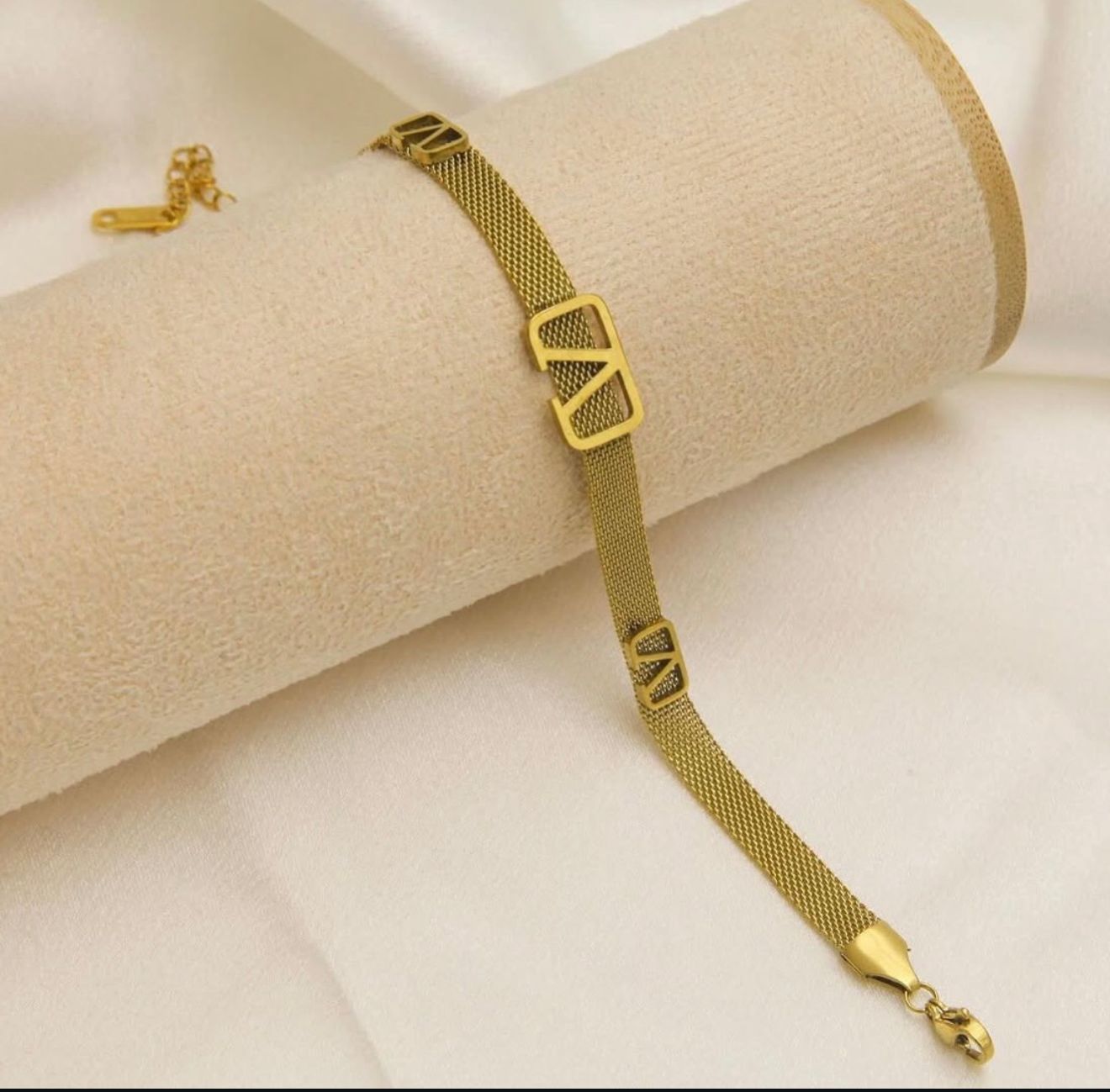 ✨ Gold Mesh Chain Bracelet with Geometric Accents