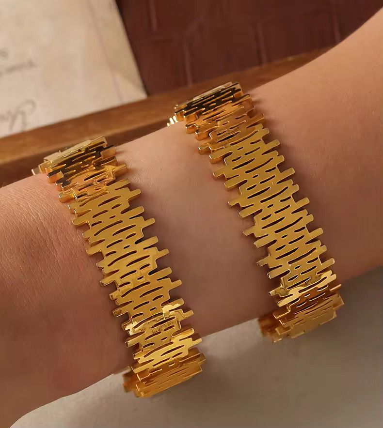 Gold Geometric Bangle 💎